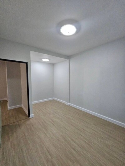 ทาวน์โฮม หมู่บ้านสรัลพร ถนนเลียบคลองภาษีเจริญฝั่งเหนือ ซอย 32 แขวงหนองแขม เขตหนองแขม กทม รีโนเวททั้งหลัง