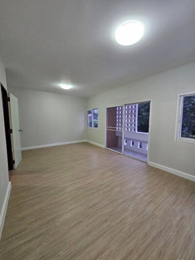 ทาวน์โฮม หมู่บ้านสรัลพร ถนนเลียบคลองภาษีเจริญฝั่งเหนือ ซอย 32 แขวงหนองแขม เขตหนองแขม กทม รีโนเวททั้งหลัง