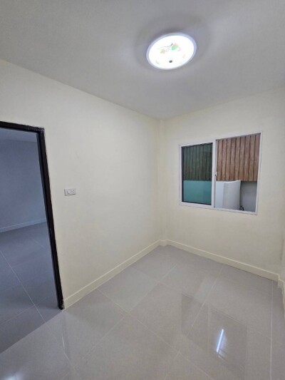 ทาวน์โฮม หมู่บ้านสรัลพร ถนนเลียบคลองภาษีเจริญฝั่งเหนือ ซอย 32 แขวงหนองแขม เขตหนองแขม กทม รีโนเวททั้งหลัง