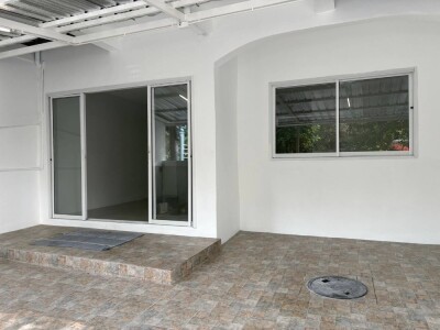 ทาวน์โฮม หมู่บ้านสรัลพร ถนนเลียบคลองภาษีเจริญฝั่งเหนือ ซอย 32 แขวงหนองแขม เขตหนองแขม กทม รีโนเวททั้งหลัง