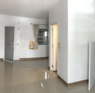 เดอะทรัสต์ ทาวน์โฮม วงแหวน - กาญจนาภิเษก / 3 ห้องนอน 2 ห้องน้ำ ต่อเติมโรงจอดรถและลานซักล้างหลังบ้านครบ-3