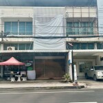 🏢 ให้เช่าตึกแถว 2 ชั้นครึ่ง ติดถนนนครอินทร์