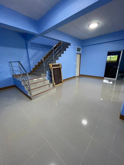 ทาว์โฮม ห้องริมติดคลอง ต่อเติมแล้วพร้อมอยู่    / 5ห้องนอน  5ห้องน้ำ  1ห้องพระ กว้าง 11เมตร ยาว18 เมตร  เนื้อที่ 48 ตรว.