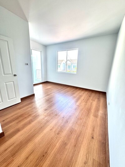 เดอะ คัลเลอร์ส พรีเมียม บางนา กม.8 / ซ.มหาชัย หลังมุม 27ตรว. 4 นอน