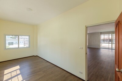 🏢 ให้เช่า ตึก 5 ชั้น + ดาดฟ้าพร้อมบ้านเรือนไทย ใจกลางเมือง