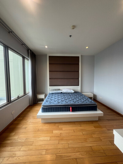 ดิ เอ็มโพริโอ เพลส / The Emporio Place