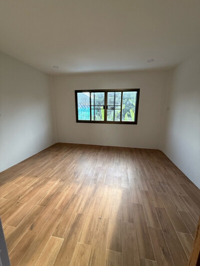 ทาวน์เฮาส์โทนสีขาว-เทา อบอุ่น สดใส ในซอยรามคำแหง 142-10