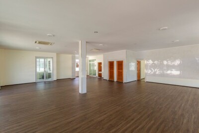 🏢 ให้เช่า ตึก 5 ชั้น + ดาดฟ้าพร้อมบ้านเรือนไทย ใจกลางเมือง