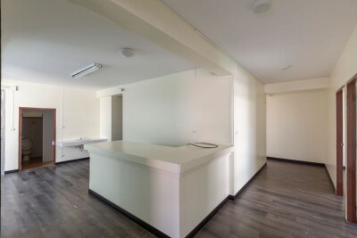 🏢 ให้เช่า ตึก 5 ชั้น + ดาดฟ้าพร้อมบ้านเรือนไทย ใจกลางเมือง