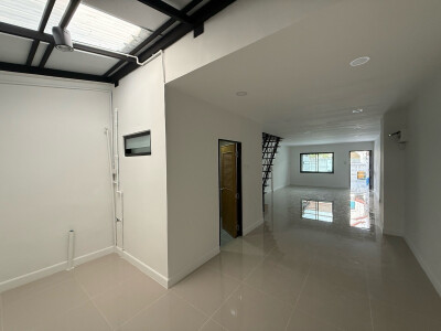 ทาวน์เฮาส์โทนสีขาว-เทา อบอุ่น สดใส ในซอยรามคำแหง 142-7