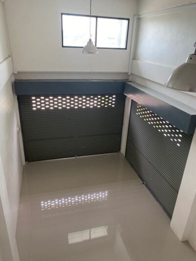 ตึกให้เช่า มีที่จอดรถกว้าง 20 คัน ติดตลาดกันตนา