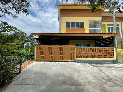 ทาว์โฮม ห้องริมติดคลอง ต่อเติมแล้วพร้อมอยู่    / 5ห้องนอน  5ห้องน้ำ  1ห้องพระ กว้าง 11เมตร ยาว18 เมตร  เนื้อที่ 48 ตรว.