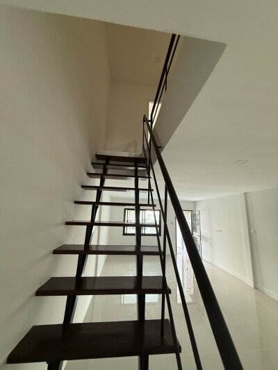 ทาวน์เฮาส์โทนสีขาว-เทา อบอุ่น สดใส ในซอยรามคำแหง 142-6