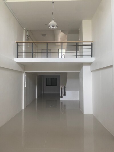 ตึกให้เช่า มีที่จอดรถกว้าง 20 คัน ติดตลาดกันตนา