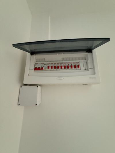 ทาวน์เฮาส์โทนสีขาว-เทา อบอุ่น สดใส ในซอยรามคำแหง 142-13