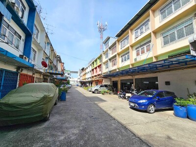 ให้เช่าอาคารพาณิชย์ 3 ชั้นครึ่ง มีดาดฟ้า 9 ห้องนอน 168 ตร.ม. สุขสวัสดิ์ 31/1 ราษฏร์บูรณะ