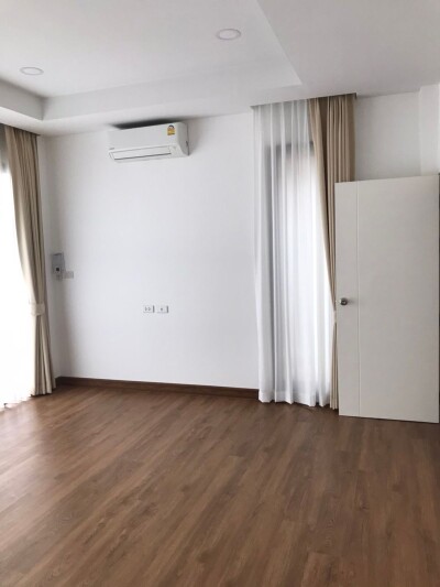 หมู่บ้านเดอะแกรนด์บ้านราชพฤกษ์ สุวินทวงศ์-สุวรรณภูมิ / พื้นที่ใช้สอย 296 ตรม 2 ชั้น 3 ห้องนอน 3 ห้องน้ำ 1 ห้องครัว ที่จอ