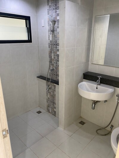 ตึกให้เช่า มีที่จอดรถกว้าง 20 คัน ติดตลาดกันตนา