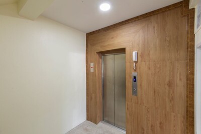 🏢 ให้เช่า ตึก 5 ชั้น + ดาดฟ้าพร้อมบ้านเรือนไทย ใจกลางเมือง