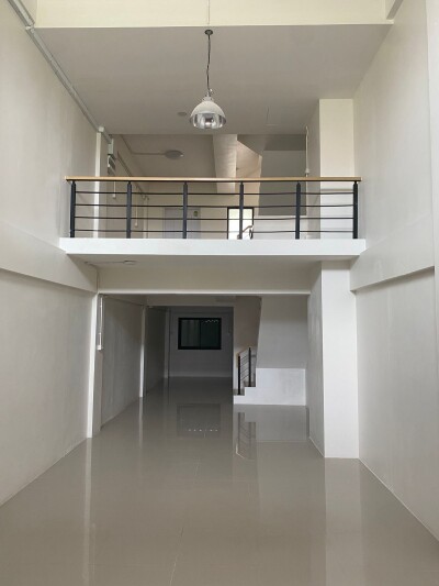 ตึกให้เช่า มีที่จอดรถกว้าง 20 คัน ติดตลาดกันตนา