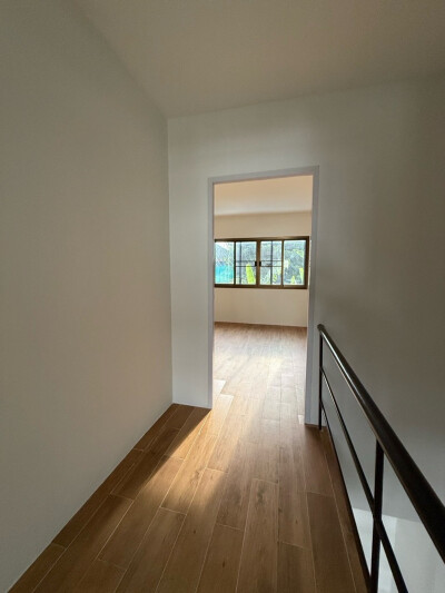 ทาวน์เฮาส์โทนสีขาว-เทา อบอุ่น สดใส ในซอยรามคำแหง 142-9