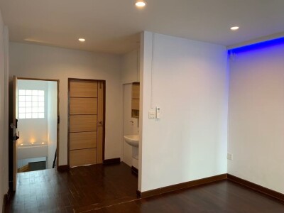 ทาวน์เฮ้าส์ รีโนเวทใหม่ ปุณณวิถี 47  / ตรงข้ามคอนโดเดอะกรีน 2ทาวน์เฮ้าส์ 22 ตร.วา 2 ชั้น