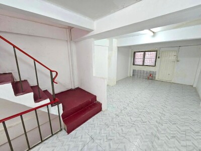 ให้เช่าอาคารพาณิชย์ 3 ชั้นครึ่ง มีดาดฟ้า 9 ห้องนอน 168 ตร.ม. สุขสวัสดิ์ 31/1 ราษฏร์บูรณะ