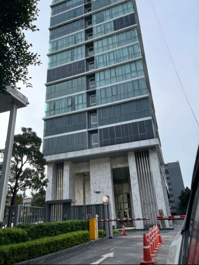 เดอ ลาพีส จรัญ 81 / De Lapis Charan 81