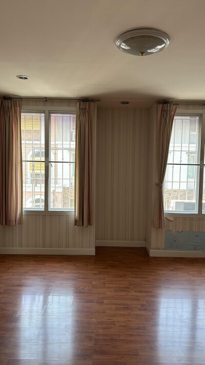 ไพลิน ปาร์ค รัตนาธิเบศน์