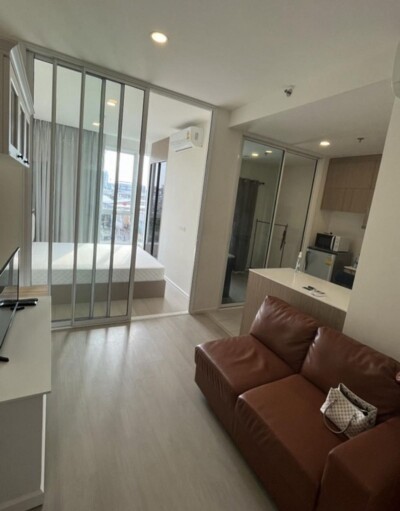 เดอ ลาพีส จรัญ 81 / De Lapis Charan 81