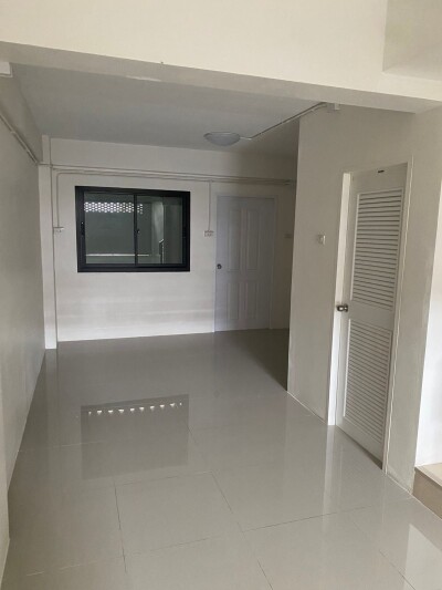 ตึกให้เช่า มีที่จอดรถกว้าง 20 คัน ติดตลาดกันตนา