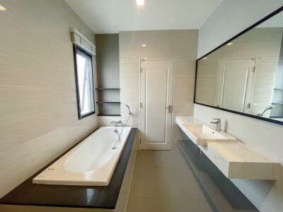 บางกอก บูเลอวาร์ด พระราม 5-18