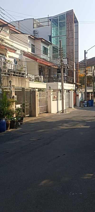 โฮมทาวน์ ออฟฟิส ย่านลาดพร้าว ซอย 128/1 ตรงข้าม ซ.101-3