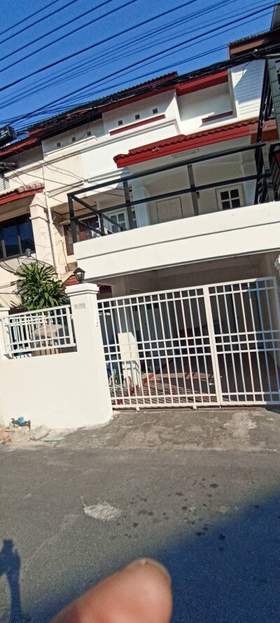 โฮมทาวน์ ออฟฟิส ย่านลาดพร้าว ซอย 128/1 ตรงข้าม ซ.101-2