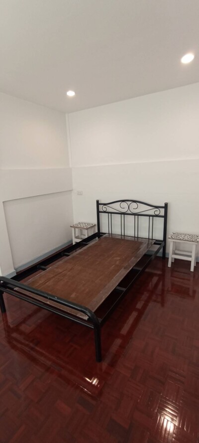 โฮมทาวน์ ออฟฟิส ย่านลาดพร้าว ซอย 128/1 ตรงข้าม ซ.101-15