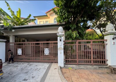 รสา สแปนิช คอร์ทยาร์ด-1