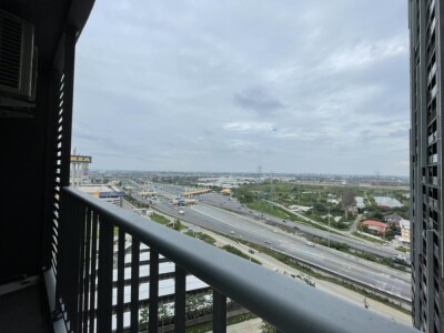 เอ สเปซ เมกา / ชั้น 17 ระเบียงกว้าง ฝนไม่สาดไม่รั่วเข้าห้อง