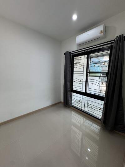 ขายบ้าน หมู่บ้านไทม์โฮม 62 บ้าน 2 ชั้น ซอย 12 หลังมุม มีหน้าต่างด้านข้าง ไม่อึดอัด เนื้อที่ดิน 19.4 ตร.ว. / 125 ตรม-5