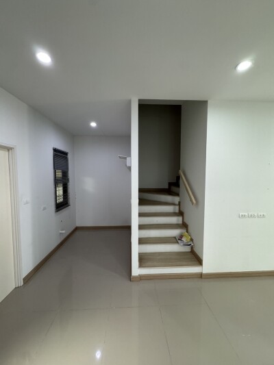 ขายบ้าน หมู่บ้านไทม์โฮม 62 บ้าน 2 ชั้น ซอย 12 หลังมุม มีหน้าต่างด้านข้าง ไม่อึดอัด เนื้อที่ดิน 19.4 ตร.ว. / 125 ตรม-2