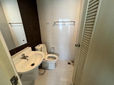 เดอะ เซ็นเตอร์ คอนโดมิเนียม / The Center Condominium